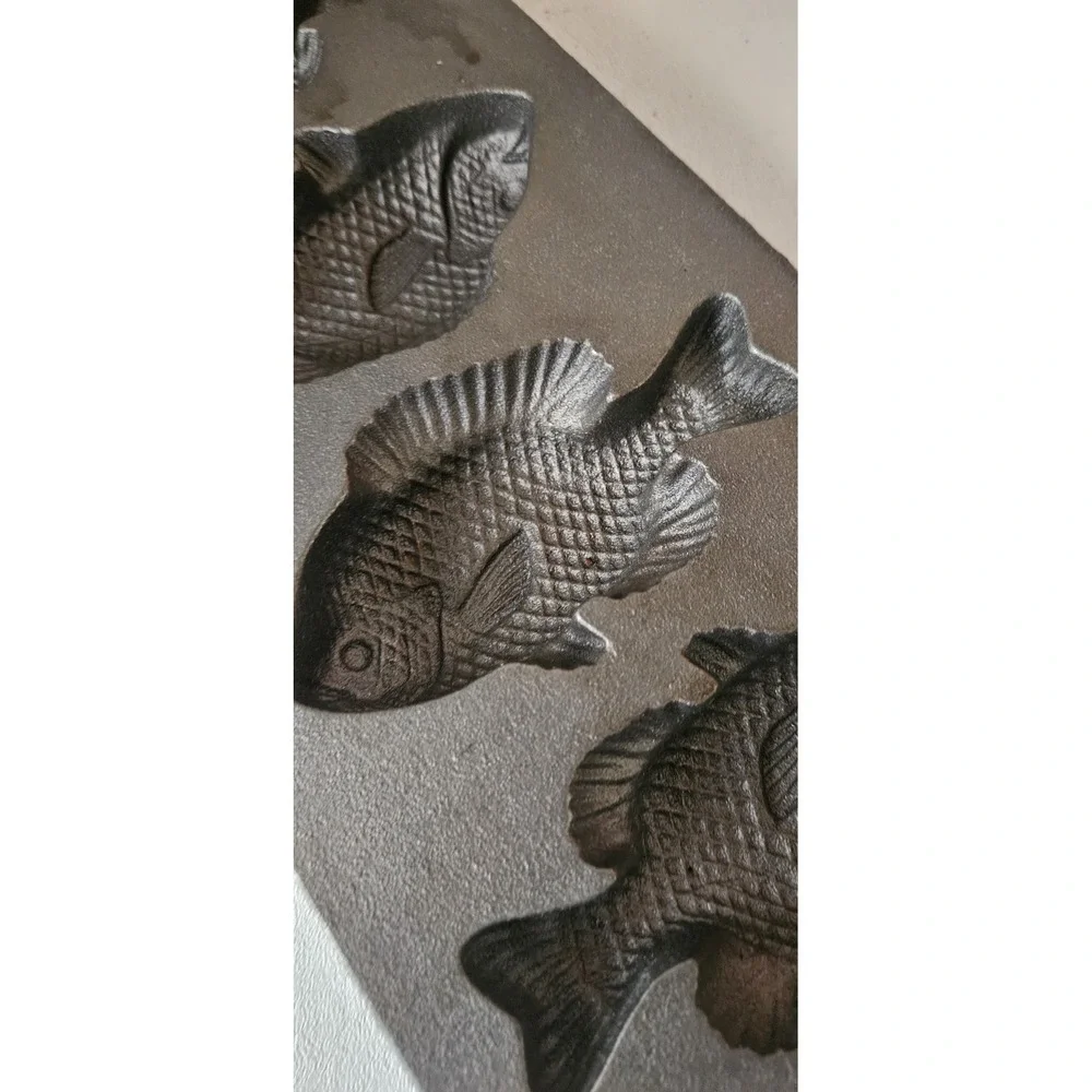 Lodge 5PP2 Cast Iron Perch Fish Pan Cornbread Muffin Hushpuppy Mold USA NWT